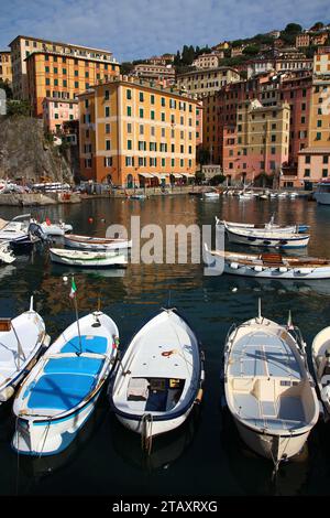Kleine Boote und farbenfrohe Gebäude rund um den Hafen von Camogli an einem Oktobernachmittag (Ligurien, Italien) Stockfoto