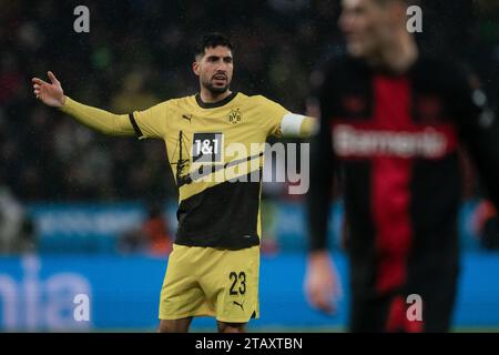 Leverkusen, Deutschland. Dezember 2023. Fußball: Bundesliga, Bayer Leverkusen - Borussia Dortmund, Spieltag 13, BayArena. Dortmunder Emre kann während des Spiels reagieren. Hinweis: Marius Becker/dpa – WICHTIGER HINWEIS: gemäß den Vorschriften der DFL Deutscher Fußball-Liga und des DFB Deutscher Fußball-Bundes ist es verboten, im Stadion und/oder des Spiels aufgenommene Fotografien in Form von sequenziellen Bildern und/oder videoähnlichen Fotoserien zu verwenden oder zu nutzen./dpa/Alamy Live News Stockfoto