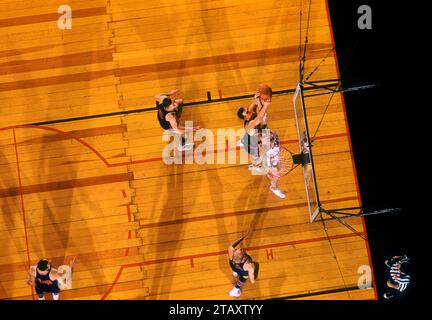 NEW YORK, NY – 5. JANUAR: Neil Johnston #6 der Philadelphia Warriors kämpft bei einem NBA-Spiel am 5. Januar 1956 im Madison Square Garden in New York, New York, um den Rückstoß mit Bob Houbregs #17 der Fort Wayne Pistons. (Foto von Hy Peskin) *** örtlicher Bildtitel *** Neil Johnston;Bob Houbregs Stockfoto