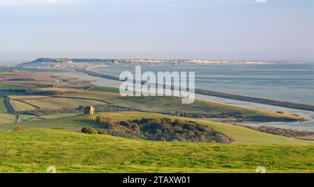 Überblick über St. Catherine’s Chapel, Abbotsbury, Fleet Lagoon und Chesil Beach mit Blick nach Osten zur Isle of Portland, Dorset, Großbritannien, Oktober 2023. Stockfoto