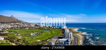 kapstadt Luftpanorama Uferpromenade und Meer zusammen mit Tafelberg, erstklassigem Luxus-Immobilien Stockfoto