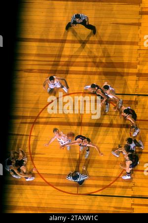 NEW YORK, NY – 5. JANUAR: Neil Johnston #6 der Philadelphia Warriors kämpft um den Sprungball mit Bob Houbregs #17 der Fort Wayne Pistons während eines NBA-Spiels am 5. Januar 1956 im Madison Square Garden in New York. (Foto von Hy Peskin) *** örtlicher Bildtitel *** Neil Johnston;Bob Houbregs Stockfoto