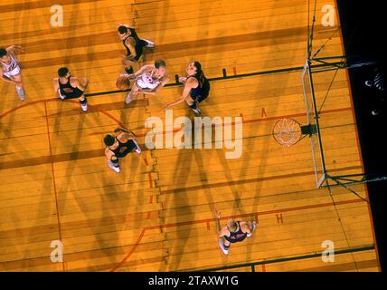 NEW YORK, NY – 5. JANUAR: Neil Johnston #6 der Philadelphia Warriors schießt den Hook-Schuss über Bob Houbregs #17 der Fort Wayne Pistons während eines NBA-Spiels am 5. Januar 1956 im Madison Square Garden in New York. (Foto von Hy Peskin) *** örtlicher Bildtitel *** Neil Johnston;Bob Houbregs Stockfoto
