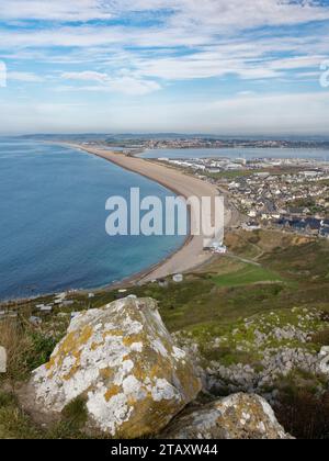 Überblick über Castletown und Chesil Beach von Tout Quarry, Isle of Portland, Dorset, Großbritannien, Oktober 2023. Stockfoto