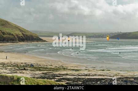 Überblick über die Daymer Bay an einem windigen Tag mit Kitesurfern in Aktion, Kamelmündung, Trebetherick, in der Nähe von Polzeath, Cornwall, Großbritannien, April 2010. Stockfoto