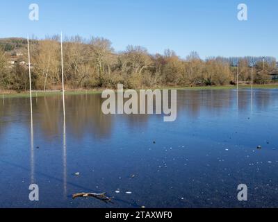 Avonvale Rugby Boden überflutet und gefroren nach schweren Winterregenfällen und kaltem Wetter, Bathampton, Bath und Northeast Somerset, Großbritannien, Januar 2023. Stockfoto