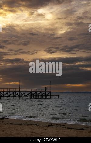 Sonnenuntergang über einem Pier am Strand in Ravda, Bulgarien Stockfoto