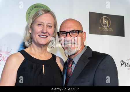 Los Angeles, USA. Dezember 2023. Marla und Jim Dellalonga nehmen am Prom Expo Unlimited Fundraising Mixer in Private Residence, Los Angeles, 2. Dezember 2023 Teil Stockfoto