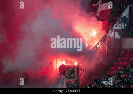 Mainz, Deutschland . Dezember 2023. MAINZ, DEUTSCHLAND - 3. DEZEMBER: Fans des SC Freiburg leichten Flares während des Bundesliga-Fußballspiels zwischen 1. FSV Mainz 05 und SC Freiburg in der MEWA Arena am 3. Dezember 2023 in Mainz. (Foto: Dan O'Connor/ATPImages) (O'CONNOR Dan/ATP/SPP) Foto: SPP Sport Press Photo. /Alamy Live News Stockfoto