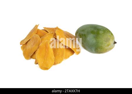 Haufen getrockneter Mango und ganzer Mangobrüchte, isoliert auf weißem Hintergrund. Kopierbereich. Stockfoto