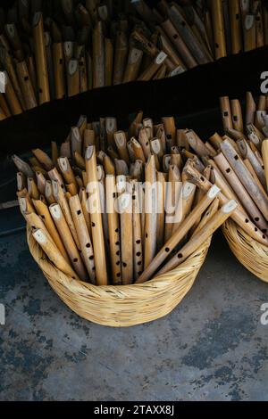 Dutzende von handgefertigten Holzmöbeln Flöten in der Ansicht Stockfoto