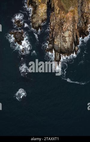 Aus der Vogelperspektive auf eine wunderschöne felsige Küste in der Nähe von Sozopol, Bulgarien Stockfoto