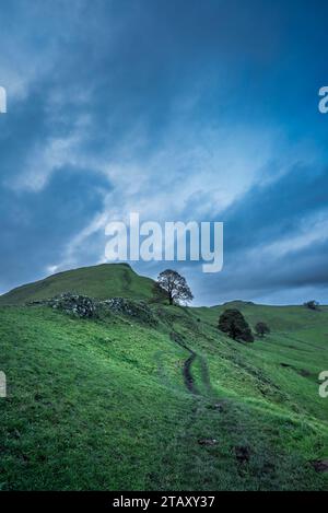 Wunderschönes Landschaftsbild von Chrome Hill im Herbst im Peak District National Park in englischer Landschaft Stockfoto