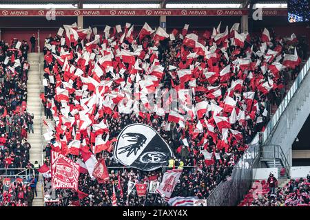 Mainz, Deutschland . Dezember 2023. MAINZ, DEUTSCHLAND - 3. DEZEMBER: Fans des SC Freiburg beim Bundesliga-Fußball-Spiel zwischen 1. FSV Mainz 05 und SC Freiburg in der MEWA Arena am 3. Dezember 2023 in Mainz. (Foto: Dan O'Connor/ATPImages) (O'CONNOR Dan/ATP/SPP) Foto: SPP Sport Press Photo. /Alamy Live News Stockfoto