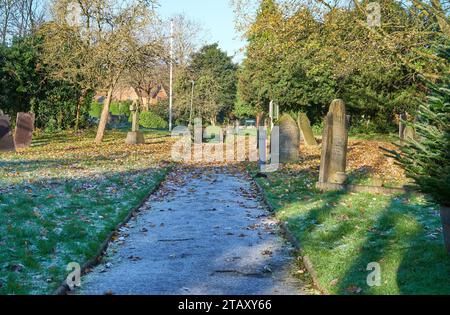 Frostiger Winterfriedhof in Sandiacre, Nottinghamshire, Großbritannien Stockfoto