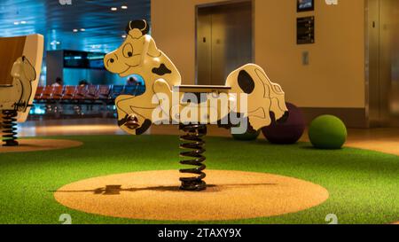 Doha, Katar, 11. November 2023, schwingendes Pferd auf einem Spielplatz Stockfoto