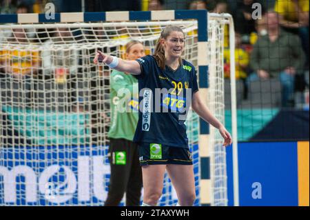 Göteborg, Schweden. Dezember 2023. Kristin Thorleifsdottir aus Schweden während des Spiels der IHF Frauen-Handball-Weltmeisterschaft 2023 zwischen Senegal und Schweden am 3. Dezember 2023. Quelle: PS Photo / Alamy Live News Stockfoto