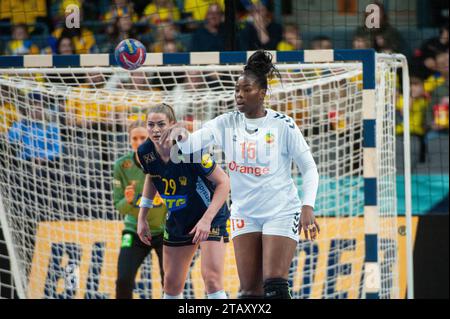 Göteborg, Schweden. Dezember 2023. Hawa N’Diaye aus Senegal während des Spiels der IHF Frauen-Handball-Weltmeisterschaft 2023 zwischen Senegal und Schweden am 3. Dezember 2023. Quelle: PS Photo / Alamy Live News Stockfoto