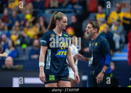 Göteborg, Schweden. Dezember 2023. Kristin Thorleifsdottir aus Schweden während des Spiels der IHF Frauen-Handball-Weltmeisterschaft 2023 zwischen Senegal und Schweden am 3. Dezember 2023. Quelle: PS Photo / Alamy Live News Stockfoto