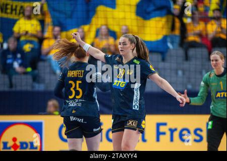 Göteborg, Schweden. Dezember 2023. Kristin Thorleifsdottir aus Schweden während des Spiels der IHF Frauen-Handball-Weltmeisterschaft 2023 zwischen Senegal und Schweden am 3. Dezember 2023. Quelle: PS Photo / Alamy Live News Stockfoto