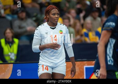 Göteborg, Schweden. Dezember 2023. Fanta Keita aus Senegal während des Spiels der IHF Frauen Handball-Weltmeisterschaft 2023 zwischen Senegal und Schweden am 3. Dezember 2023. Quelle: PS Photo / Alamy Live News Stockfoto