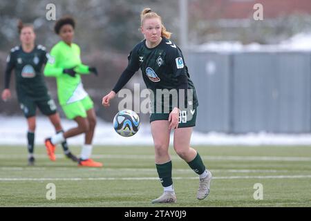 Wolfsburg, Deutschland. Dezember 2023. v.li.: Jette Behrens (SV Werder Bremen, 39) am Ball, Einzelbild, Ganzkörper, Aktion, Action, Spielszene, 03.12.2023, Wolfsburg (Deutschland), Fussball, Testspiel Frauen, VfL Wolfsburg II - SV Werder Bremen Credit: dpa/Alamy Live News Stockfoto