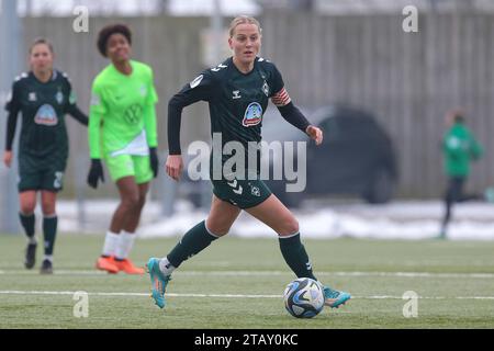 Wolfsburg, Deutschland. Dezember 2023. v.li.: Lina Hausicke (SV Werder Bremen, 18) am Ball, Einzelbild, Ganzkörper, Aktion, Action, Spielszene, 03.12.2023, Wolfsburg (Deutschland), Fussball, Testspiel Frauen, VfL Wolfsburg II - SV Werder Bremen Credit: dpa/Alamy Live News Stockfoto