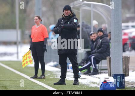 Wolfsburg, Deutschland. Dezember 2023. v.li.: Thomas Horsch (Trainer, Cheftrainer, SV Werder Bremen) schaut auf die Uhr, 03.12.2023, Wolfsburg (Deutschland), Fussball, Testspiel Frauen, VfL Wolfsburg II - SV Werder Bremen Credit: dpa/Alamy Live News Stockfoto