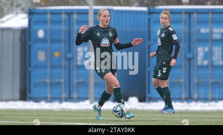 Wolfsburg, Deutschland. Dezember 2023. v.li.: Lina Hausicke (SV Werder Bremen, 18) am Ball, Einzelbild, Ganzkörper, Aktion, Action, Spielszene, 03.12.2023, Wolfsburg (Deutschland), Fussball, Testspiel Frauen, VfL Wolfsburg II - SV Werder Bremen Credit: dpa/Alamy Live News Stockfoto