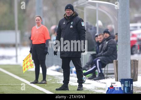 Wolfsburg, Deutschland. Dezember 2023. v.li.: Thomas Horsch (Trainer, Cheftrainer, SV Werder Bremen), 03.12.2023, Wolfsburg (Deutschland), Fussball, Testspiel Frauen, VfL Wolfsburg II - SV Werder Bremen Credit: dpa/Alamy Live News Stockfoto