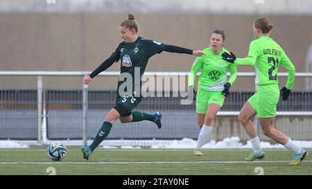 Wolfsburg, Deutschland. Dezember 2023. v.li.: Michelle Ulbrich (SV Werder Bremen, 5) am Ball, Einzelbild, Ganzkörper, Aktion, Action, Spielszene, 03.12.2023, Wolfsburg (Deutschland), Fussball, Testspiel Frauen, VfL Wolfsburg II - SV Werder Bremen Credit: dpa/Alamy Live News Stockfoto