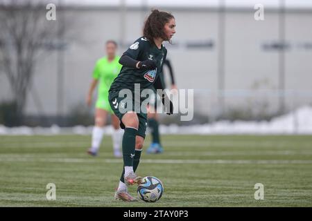 Wolfsburg, Deutschland. Dezember 2023. v.li.: Amani Mahmoud (SV Werder Bremen, 35) am Ball, Einzelbild, Ganzkörper, Aktion, Action, Spielszene, 03.12.2023, Wolfsburg (Deutschland), Fussball, Testspiel Frauen, VfL Wolfsburg II - SV Werder Bremen Credit: dpa/Alamy Live News Stockfoto