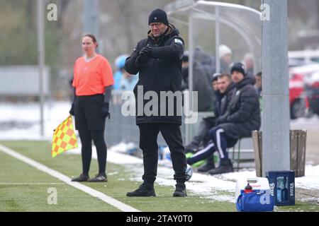 Wolfsburg, Deutschland. Dezember 2023. v.li.: Thomas Horsch (Trainer, Cheftrainer, SV Werder Bremen) schaut auf die Uhr, 03.12.2023, Wolfsburg (Deutschland), Fussball, Testspiel Frauen, VfL Wolfsburg II - SV Werder Bremen Credit: dpa/Alamy Live News Stockfoto