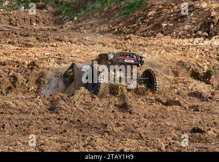 Der Kampf der Geländewagen im Schlamm Stockfoto