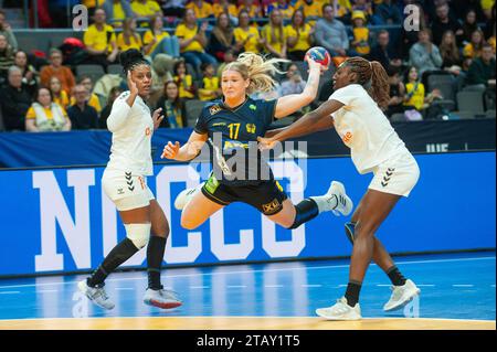 Göteborg, Schweden. Dezember 2023. Nina Dano aus Schweden während des Spiels der IHF Frauen-Handball-Weltmeisterschaft 2023 zwischen Senegal und Schweden am 3. Dezember 2023. Quelle: PS Photo / Alamy Live News Stockfoto