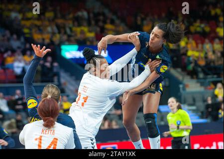 Göteborg, Schweden. Dezember 2023. Jamina Roberts aus Schweden während des Spiels der IHF Frauen-Handball-Weltmeisterschaft 2023 zwischen Senegal und Schweden am 3. Dezember 2023. Quelle: PS Photo / Alamy Live News Stockfoto