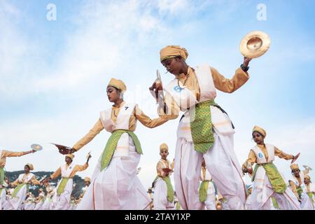 Guwahati, Indien. Dezember 2023. Hunderte von Kindern nehmen an einem kulturellen Programm Teil, während sie Bhortaal Nritya (Cymbal Dance) bei einer Veranstaltung vor Babasaheb Ambedkars Todestag am 3. Dezember 2023 in Guwahati, Assam, Indien, aufführen. Bhimrao Ambedkar war der Vater der indischen Verfassung. (Foto: David Talukdar/NurPhoto) Credit: NurPhoto SRL/Alamy Live News Stockfoto