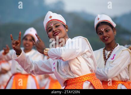 Guwahati, Indien. Dezember 2023. Hunderte von Kindern nehmen an einem kulturellen Programm Teil, während sie den Sattriya-Tanz bei einer Veranstaltung vor Babasaheb Ambedkars Todestag am 3. Dezember 2023 in Guwahati, Assam, Indien, aufführen. Bhimrao Ambedkar war der Vater der indischen Verfassung. (Foto: David Talukdar/NurPhoto)0 Credit: NurPhoto SRL/Alamy Live News Stockfoto