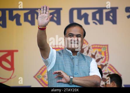 Guwahati, Indien. Dezember 2023. Assam-Ministerpräsident Dr. Himanta Bishwa Sarma nimmt am 3. Dezember 2023 an einer Veranstaltung in Guwahati, Assam, Indien, Teil. vor dem Todestag von Babasaheb Ambedkar, dem Vater der indischen Verfassung. (Foto: David Talukdar/NurPhoto) Credit: NurPhoto SRL/Alamy Live News Stockfoto