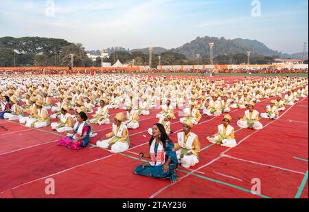 Guwahati, Indien. Dezember 2023. Hunderte von Kindern nehmen an einem Kulturprogramm Teil, bei dem sie Borgeet singen, bei einer Veranstaltung vor Babasaheb Ambedkars Todestag am 3. Dezember 2023 in Guwahati, Assam, Indien. Bhimrao Ambedkar war der Vater der indischen Verfassung. (Foto: David Talukdar/NurPhoto) Credit: NurPhoto SRL/Alamy Live News Stockfoto