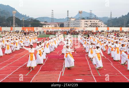 Guwahati, Indien. Dezember 2023. Hunderte von Kindern nehmen an einem kulturellen Programm Teil, während sie den Sattriya-Tanz bei einer Veranstaltung vor Babasaheb Ambedkars Todestag am 3. Dezember 2023 in Guwahati, Assam, Indien, aufführen. Bhimrao Ambedkar war der Vater der indischen Verfassung. (Foto: David Talukdar/NurPhoto)0 Credit: NurPhoto SRL/Alamy Live News Stockfoto