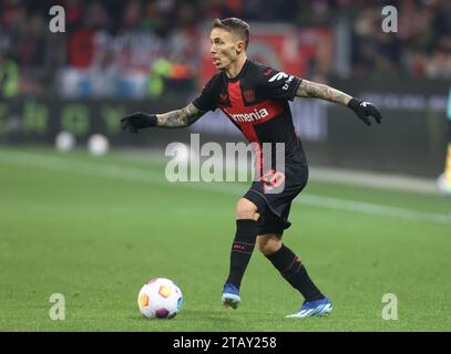 Leverkusen, Deutschland. Dezember 2023. Alejandro Grimaldo (Bayer), Leverkusen, Deutschland, 03.12.2023, 1. Bundesliga, 13. Spieltag, Bayer 04 Leverkusen - Borussia Dortmund. DFL-VORSCHRIFTEN VERBIETEN DIE VERWENDUNG VON FOTOS ALS BILDSEQUENZEN UND/ODER QUASI-VIDEO. Credit: Jürgen Schwarz/Alamy Live News Stockfoto