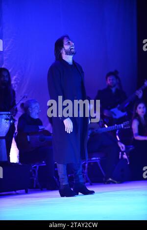 Miami, USA. Dezember 2023. HALLANDALE, FLORIDA - 2. DEZEMBER: Flamenco-Tänzer Joaquín Cortés tritt live auf der Bühne während seiner Esencia-Tour im James L. Knight Center am 2. Dezember 2023 in Miami, Florida auf. (Foto: JL/SIPA USA) Credit: SIPA USA/Alamy Live News Stockfoto