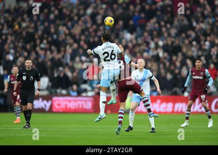 Am 3. Dezember 2023 steht Chris Richards aus Crystal Palace auf, um den Ball während des Premier League-Spiels zwischen West Ham United und Crystal Palace im London Stadium, Queen Elizabeth Olympic Park, London, England am 3. Dezember 2023 zu führen. Foto von Phil Hutchinson. Nur redaktionelle Verwendung, Lizenz für kommerzielle Nutzung erforderlich. Keine Verwendung bei Wetten, Spielen oder Publikationen eines einzelnen Clubs/einer Liga/eines Spielers. Quelle: UK Sports Pics Ltd/Alamy Live News Stockfoto