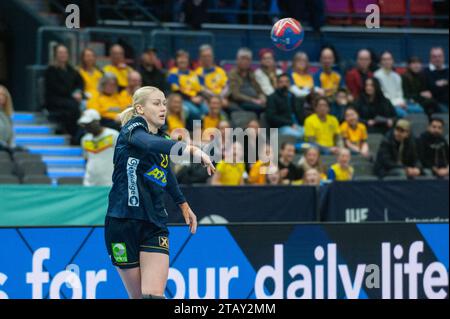 Göteborg, Schweden. Dezember 2023. Emma Lindqvist aus Schweden während des Spiels der IHF Frauen-Handball-Weltmeisterschaft 2023 zwischen Senegal und Schweden am 3. Dezember 2023. Quelle: PS Photo / Alamy Live News Stockfoto