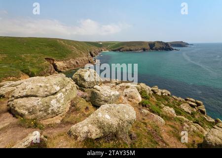 Blick auf den Strand Nanjizal oder die Mill Bay und die Landzunge Carn Les Boel von Trevilley Cliff, nahe Land’s End, Cornwall, Großbritannien, Juni 2023. Stockfoto