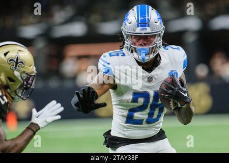 New Orleans, Louisiana, USA. Dezember 2023. (Von links nach rechts) New Orleans Saints Cornerback Isaac Yiadom geht am 3. Dezember 2023 in New Orleans, Louisiana, USA, gegen die Detroit Lions, die Jahmyr Gibbs zurücklaufen. (Kreditbild: © Dan Anderson/ZUMA Press Wire) NUR REDAKTIONELLE VERWENDUNG! Nicht für kommerzielle ZWECKE! Stockfoto