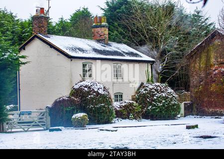 Country Cottage am Ufer des Trent and Mersey Kanals im Dorf Cheshire Wheelock nach einem Schneefall im Winter 2023 Stockfoto