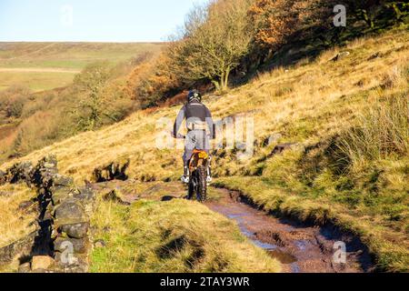 Offroad-Motorradfahrer, die einen grünen Weg im Peak District National Park England UK in der Nähe der drei Shires Head nutzen Stockfoto