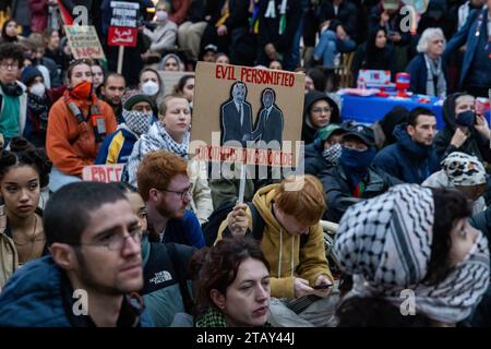 London, Großbritannien. November 2023. Pro-palästinensische Aktivisten veranstalten im Bahnhof Charing Cross einen Sit-down-Protest, um einen sofortigen Waffenstillstand in Gaza zu fordern. An einem vierten Wochenende in Folge fanden im ganzen Vereinigten Königreich Massenkundgebungen zur palästinensischen Solidarität statt, um ein Ende der israelischen Bombardierung des Gazastreifens zu fordern. Quelle: Mark Kerrison/Alamy Live News Stockfoto